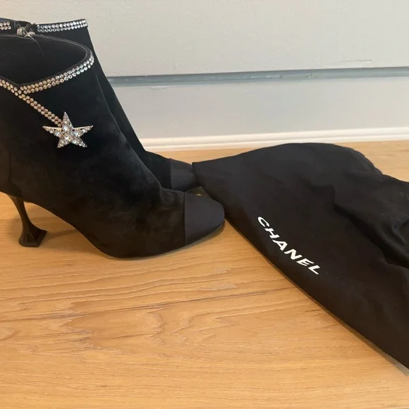 SOLD 🎊Chanel Black Suede Comet star boots - Picture 9 of 9